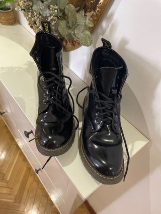 Botas negras imitación Dr. Martens de segunda mano por 9 EUR en Madrid en  WALLAPOP