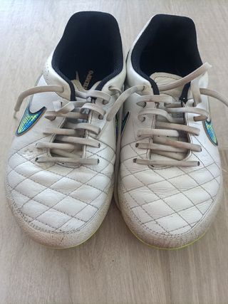 Botas fútbol Nike Tiempo talla 42 de segunda mano por 15 EUR en Meco en  WALLAPOP