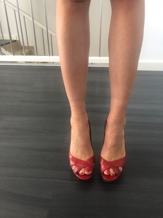 Zapatos rojos Guess de segunda mano por 25 EUR en Lleida en WALLAPOP
