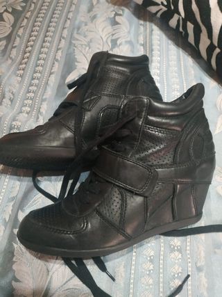 Botín de piel con cuña Ash de segunda mano por 25 EUR en Barcelona en  WALLAPOP