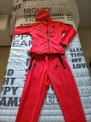 Conjunto Nike tech fleece Liverpool de segunda mano por 119 EUR en  Palomares del Río en WALLAPOP