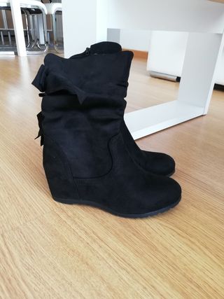 Botas cuña negras de segunda mano por 6 EUR en Móstoles en WALLAPOP