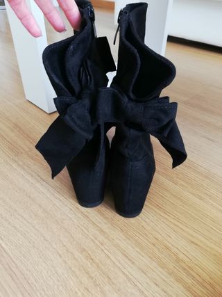 Botas cuña negras de segunda mano por 6 EUR en Móstoles en WALLAPOP