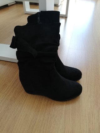 Botas cuña negras de segunda mano por 6 EUR en Móstoles en WALLAPOP