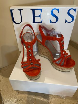 Sandalias de cuña de Guess de segunda mano por 50 EUR en Sevilla en WALLAPOP