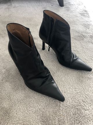 Botines piel Zara número 36 de segunda mano por 14 EUR en Pamplona en  WALLAPOP