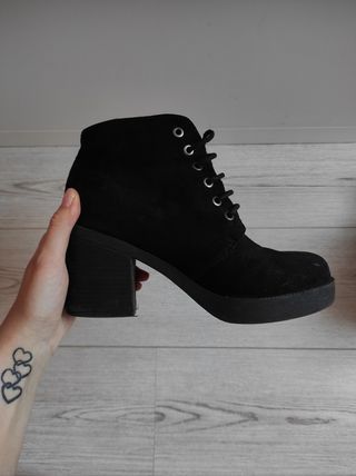 Botines negros con tacón de Lefties talla 39 de segunda mano por 10 EUR en  León en WALLAPOP