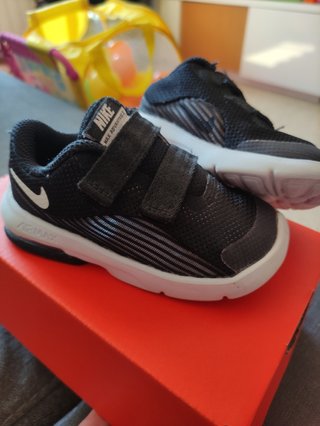 Bambas Nike Air Max talla 22 de segunda mano por 10 EUR en Barcelona en  WALLAPOP