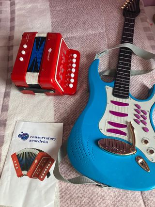 Trikitixa Imaginarium y guitarra eléctrica de segunda mano por 10 EUR en  Getxo en WALLAPOP