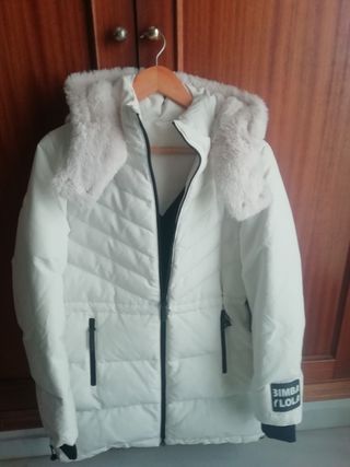 Abrigo Bimba y Lola de segunda mano por 60 EUR en San Juan de Aznalfarache  en WALLAPOP