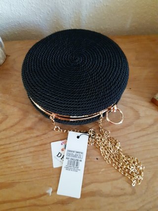 Clutch negro y dorado de segunda mano por 10 EUR en Torrejón de la Calzada  en WALLAPOP