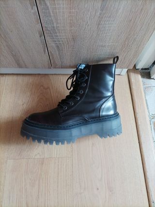 Botas militares plataforma 37 Bershka sin uso de segunda mano por 20 EUR en  Barcelona en WALLAPOP