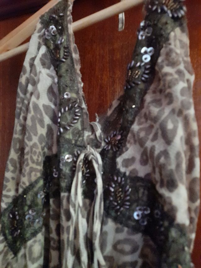 vestido de gasa y de leopardo 