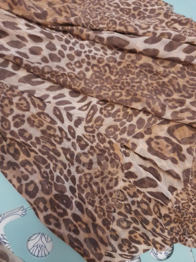 vestido de gasa y de leopardo 