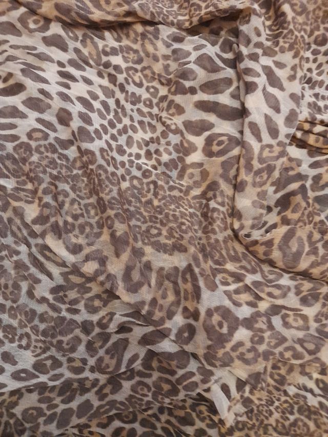 vestido de gasa y de leopardo 