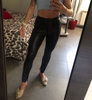 Este pantalón efecto piel de Mango que lleva Nuria Roca consigue un efecto  reductor difícilmente superable