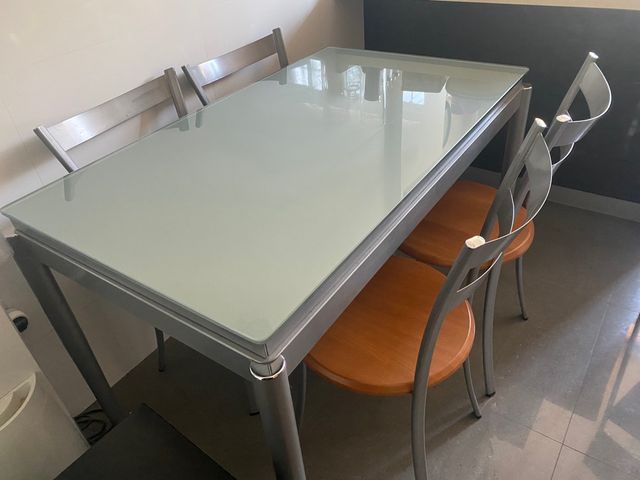 Conjunto De mesa y cuatro sillas de cocina 