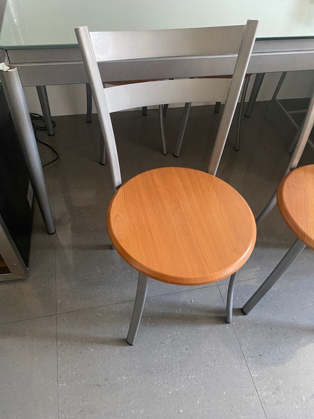 Conjunto De mesa y cuatro sillas de cocina 