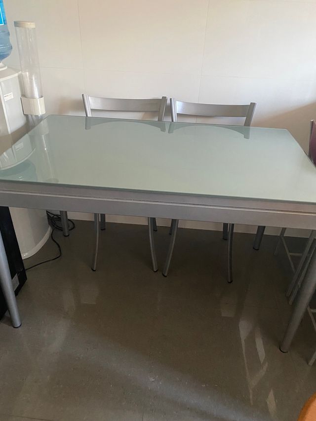 Conjunto De mesa y cuatro sillas de cocina 
