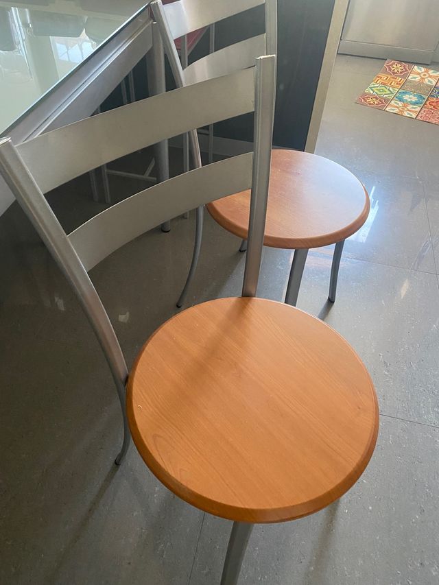 Conjunto De mesa y cuatro sillas de cocina 