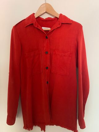 Camisa roja Zara de segunda mano por 13 EUR en Majadahonda en WALLAPOP