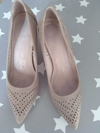 Zapatos de tacón beige PRIMARK de segunda mano por 4 EUR en Barrio Peral en  WALLAPOP