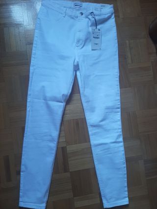 Pantalón vaquero blanco Zara de segunda mano por 13 EUR en Madrid en  WALLAPOP