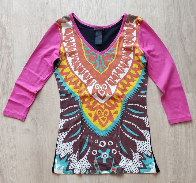 Camiseta larga negra y amarilla