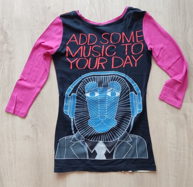 Camiseta larga negra y amarilla