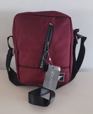 Bolso bandolero hombre rojo. de segunda mano por 16 EUR en Santa Perpètua  de Mogoda en WALLAPOP