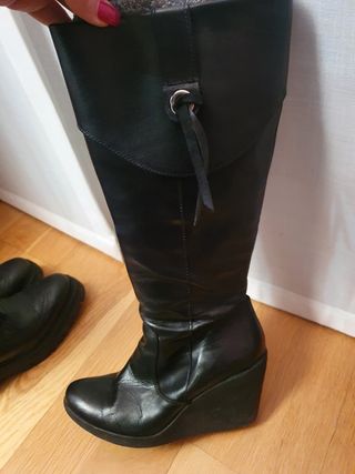 Botas altas de cuña negras de segunda mano por 20 EUR en Madrid en WALLAPOP