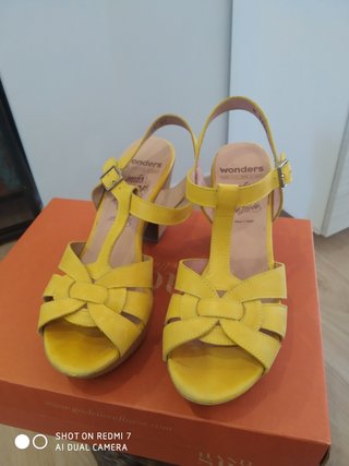 Sandalias amarillas de tacón medio de segunda mano por 15 EUR en Jaén en  WALLAPOP