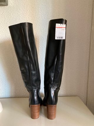 Botas altas piel Mango de segunda mano por 50 EUR en Madrid en WALLAPOP