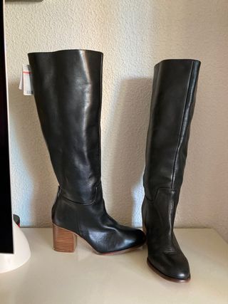 Botas altas piel Mango de segunda mano por 50 EUR en Madrid en WALLAPOP