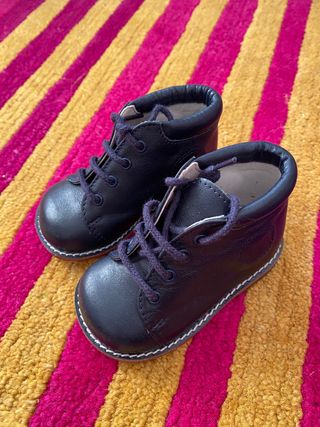 Zapatos cuero bebé talla 19 de segunda mano por 15 EUR en Barcelona en  WALLAPOP