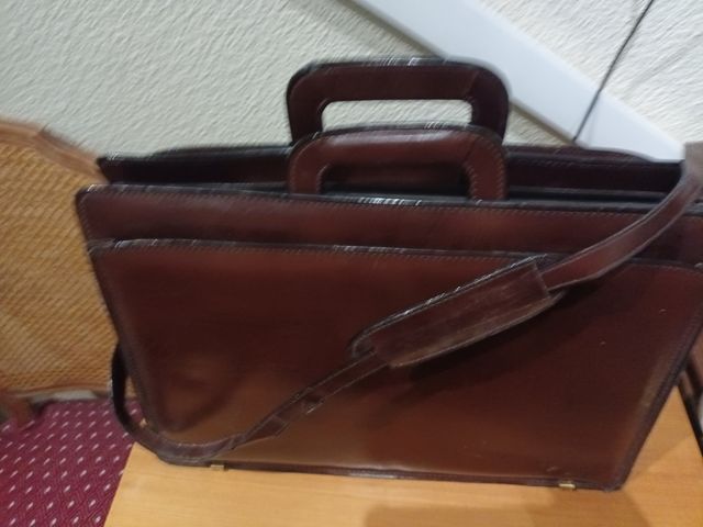 Maletin como nuevo en marrón oscuro es muy complet