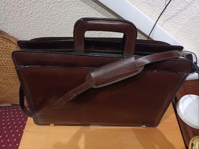 Maletin como nuevo en marrón oscuro es muy complet