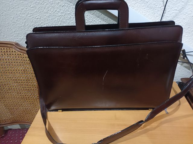 Maletin como nuevo en marrón oscuro es muy complet