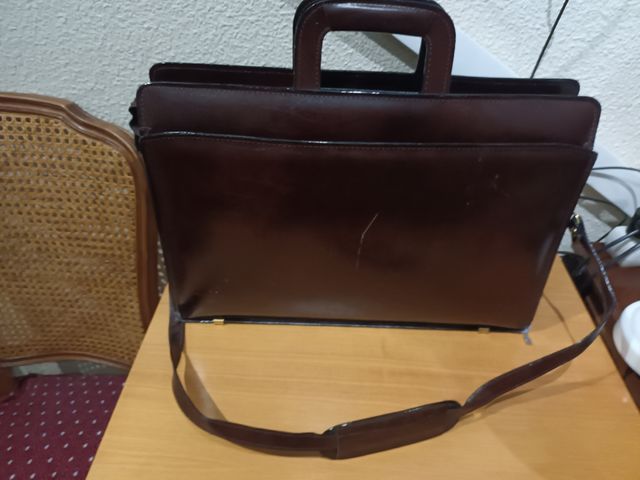 Maletin como nuevo en marrón oscuro es muy complet