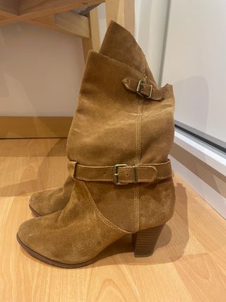 Botas de piel camperas de Stradivarius de segunda mano por 29 EUR en  Barcelona en WALLAPOP