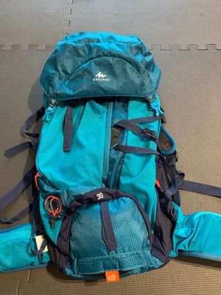 Mochila quechua de 30 litros de segunda mano por 25 EUR en Pamplona en  WALLAPOP