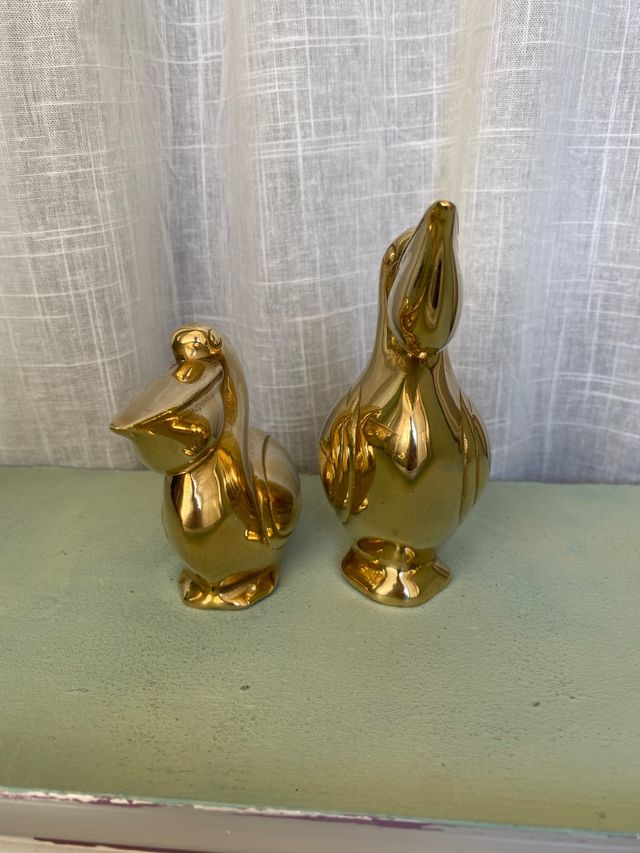 Pelícanos de latón