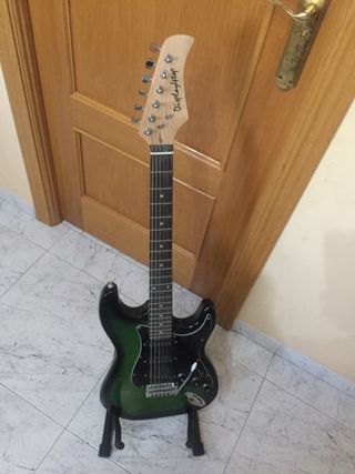 Guitarra electrica + amplificador + (descripcion) de segunda mano por 89  EUR en Getafe en WALLAPOP