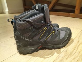 Botas montaña Salomon de segunda mano por 30 EUR en Sant Cugat del Vallès  en WALLAPOP
