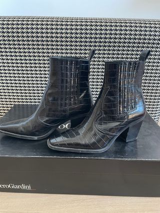 Botín negro Stradivarius de segunda mano por 5 EUR en Elche en WALLAPOP