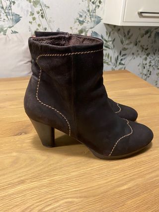 Botines piel marrón chocolate t. 40 de segunda mano por 20 EUR en La Ñora  en WALLAPOP