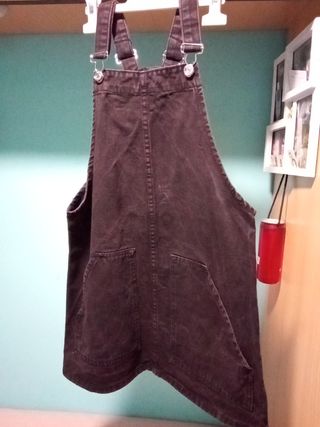 Peto-falda vaquero negro de segunda mano por 10 EUR en Palencia en WALLAPOP