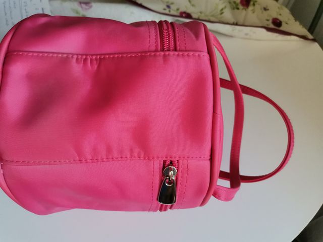 NECESER CILÍNDRICO MAGENTA SIN ESTRENAR