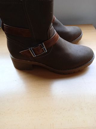 Botas bajas marrones de segunda mano por 20 EUR en Barcelona en WALLAPOP
