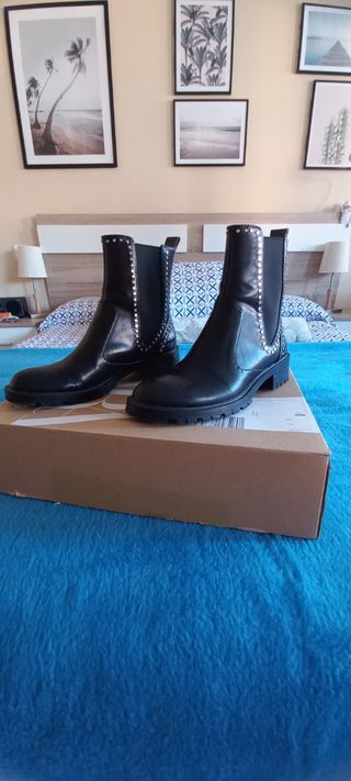Botines negros planos tachuelas Zara de segunda mano por 15 EUR en Madrid  en WALLAPOP